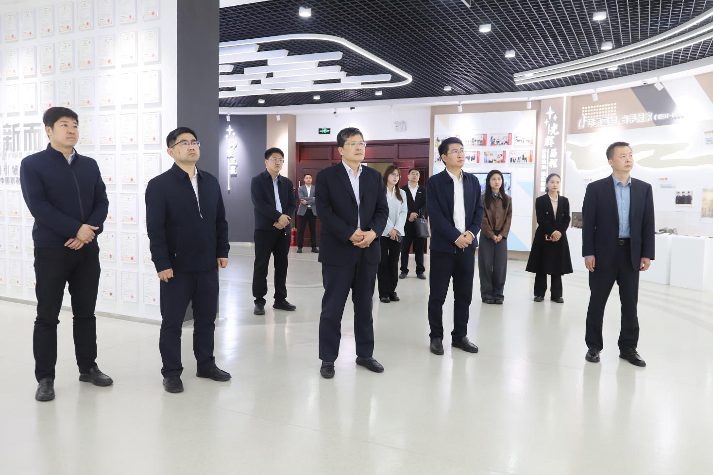 濱州市委市直機關(guān)工委副書記、三級調(diào)研員張榮堂帶隊來山東三星集團調(diào)研