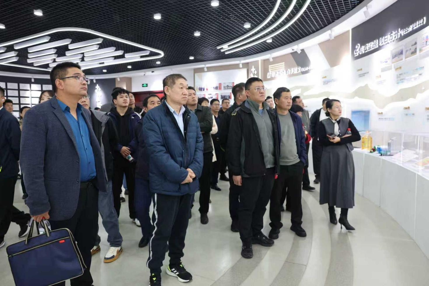 全市新興領(lǐng)域黨建工作示范點黨組織書記培訓(xùn)班來山東三星集團(tuán)參觀